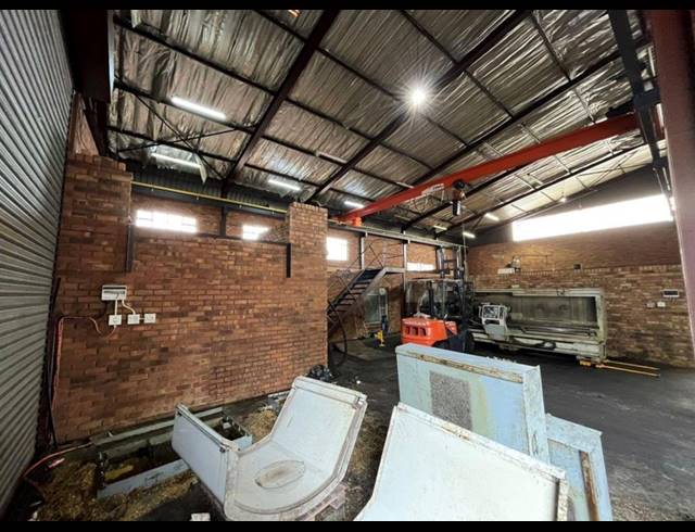989M² WAREHOUSE FOR SALE IN BRAKPAN CENTRAL